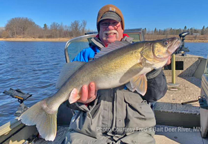 image links to walleye fishing report from the Rainy River