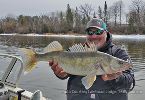 image links to Rainy River fishing reports from Lakeroad Lodge and Border View Lodge