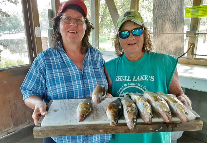 image of Lynn Steinmetz and Judy Hunt with Big Sandy Walleyes