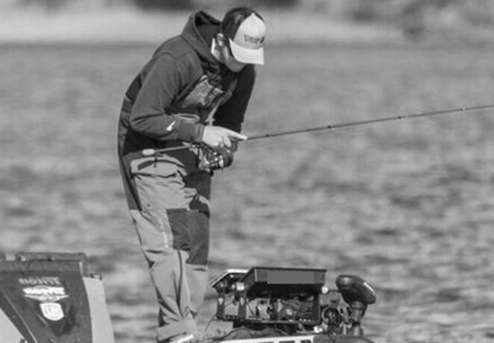 image oif angler intensely focused on forward facing sonar