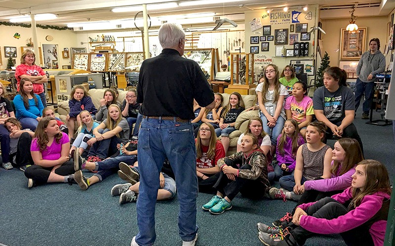 image of Al Baert giving a presentation to students at the Minnesota Fishing Museum